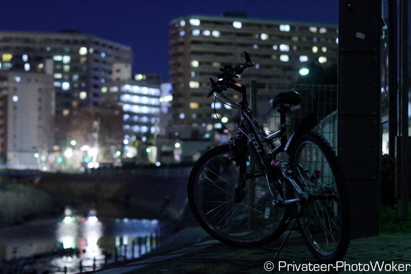 夜の町とマウンテンバイク