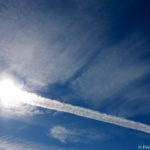 飛行機雲と太陽と空