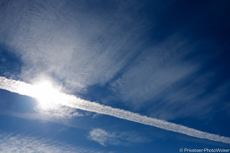 飛行機雲と太陽と空