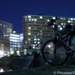 夜の町とマウンテンバイク